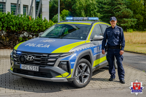 Policjant przy nowym radiowozie.