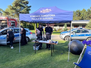 Policjanci przy policyjnym stanowisku.