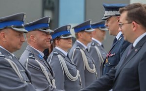 Wojewoda Małopolski i Komendant Wojewódzki Policji gratulują policjantom awnsowansu.