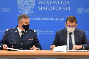Komendant Wojewódzki Policji i Wojewoda małopolski podpisują porozumienie.
