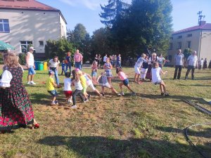 Dzieci biorą udział w konkursie i przeciągają linę.