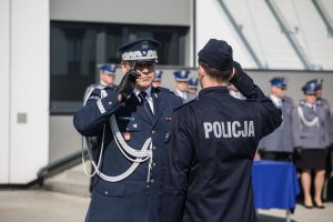 Policjant oddaje honor Komendantowi Wojewódzkiemu Policji w Krakowie.
