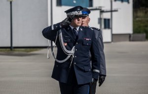 Komendant Wojewódzki Policji w Krakowie oddaje honor podczas rozpoczęcia uroczystości.