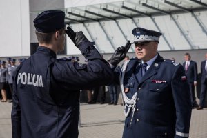 Policjant oddaje honor Komendantowi Wojewódzkiemu Policji w Krakowie.