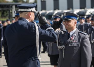 Policjant odznaczony oddaje honor Komendantowi Wojewódzkiemu Policji.
