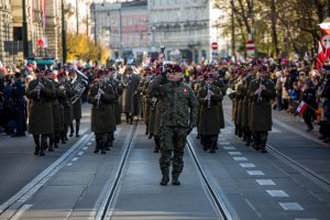 Pokaz musztry paradnej Wojska Polskiego ulicami Krakowa.