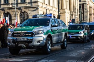 Pojazdy Straży Granicznej podczas uroczystości Święta Niepodległości jadą ulicami Krakowa.