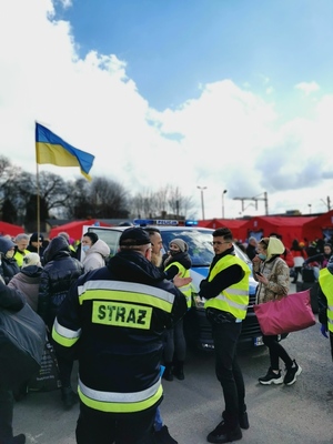 Pomoc osobą przybyłym  do miasteczka namiotowego gdzie wita ich starosta olkuski