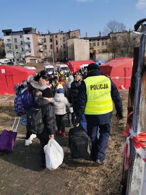 Policjant pomaga Ukraince z bagażem