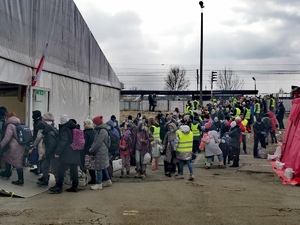 Uciekający przed wojna Ukraińcy idą do namiotu odpocząć , zjeść ciepły posiłek i wypełnić dokumenty