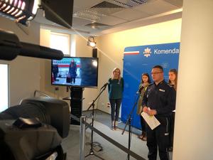 Briefing prasowy z udziałem insp Mariusza Ciarki. Rzecznik Prasowy Komendy Głównej Policji udziela wywiadu mediom.