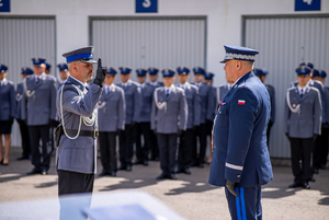 Dowódca uroczystości składa meldunek Komendantowi Wojewódzkiemu Policji nadinspektorowi Michałowi Ledzionowi i oddaje honor.
