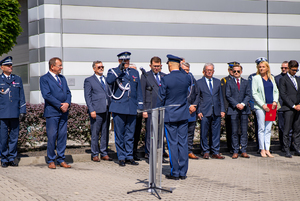 Komendant Powiatowy Policji w Olkuszu oddaje honor Komendantowi Wojewódzkiemu Policji w Krakowie i prosi o zabranie głosu.