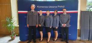 5 laureatów konkursu policjant, który mi pomógł. W środku mł.asp Katarzyna Cader