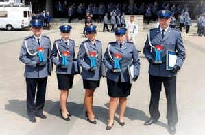 Laureaci konkursu policjant,Który mi pomógł trzymają statuetki i listy gratulacyjne