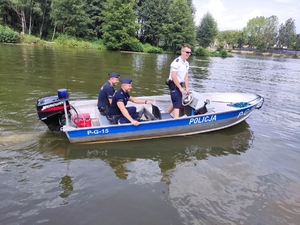 Dzielnicowi z Komisariatu w Wolbromiu oraz Policjant z Trzebini na łodzi policyjnej pełnia patrolują rejon  Zalewu.