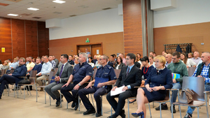 Przedstawia uczestników konferencji szkoleniowej