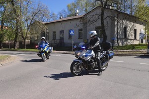 Dwaj policjanci na motocyklach podczas zabezpieczenia rajdu