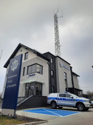 Nowoczesny budynek Policji lokalnej. Obok znajduje się radiowóz policyjny ford ranger.