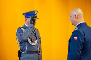 Dowódca uroczystości składa meldunek Komendantowi Powiatowemu Policji w Olkuszu w auli komendy.