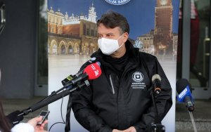 Dyrektor Wojewódzkiej Stacji Sanitarno-Epidemiologicznej w Krakowie podczas przemówienia.