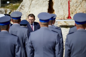 Wojewoda małopolski Lukasz Kmita gratuluje awansowanym Policjantom. Policjanci w galowym umundurowaniu.