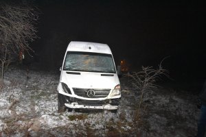 Porzucony na polach biały mercedes sprinter.  Rozbita szyba oraz liczne uszkodzenia pojazdu.