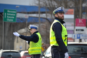 Na zdjęciu widoczni dwaj policjanci Wydziału Ruchu Drogowego.