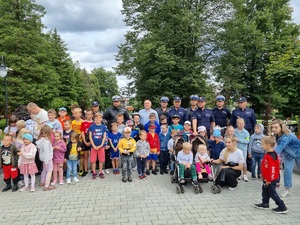 grupowe zdjęcie policjantów z dziećmi