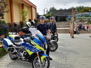 policjanci pozują przy policyjnych motocyklach