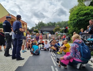 policjanci rozmawiają z dziećmi