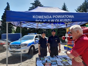 policjanci przy stoisku profilaktycznym