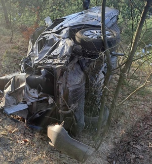 Samochód po wypadku drogowy, Auto w rowie doszczętnie zniszczone. Porozrzucane elementy samochodu